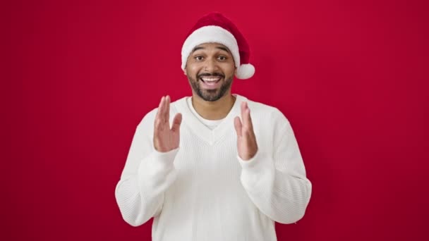 Afrikansk Amerikan Man Bär Jul Hatt Klappa Händer Applåder Över — Stockvideo