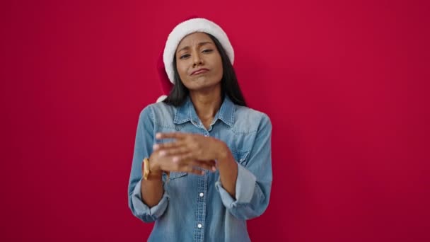 Afrikaans Amerikaanse Vrouw Glimlachen Zelfverzekerd Dragen Kerst Hoed Geïsoleerde Rode — Stockvideo