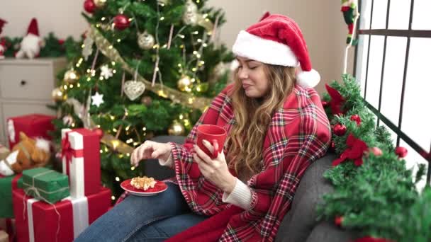 Genç Güzel Spanyol Bir Kadın Kahvaltısını Yapıyor Evdeki Noel Ağacının — Stok video