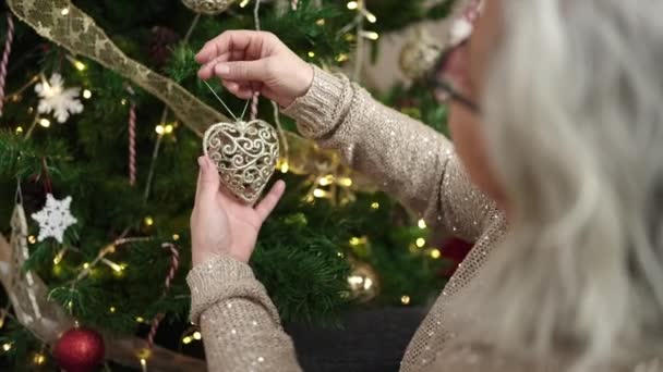 Mujer Mediana Edad Con Pelo Gris Decorando Árbol Navidad Casa — Vídeo de stock