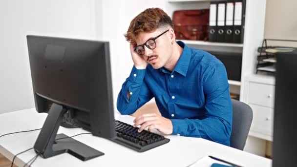 若いヒスパニックの男性医師は オフィスで見ているコンピュータを使用して — ストック動画