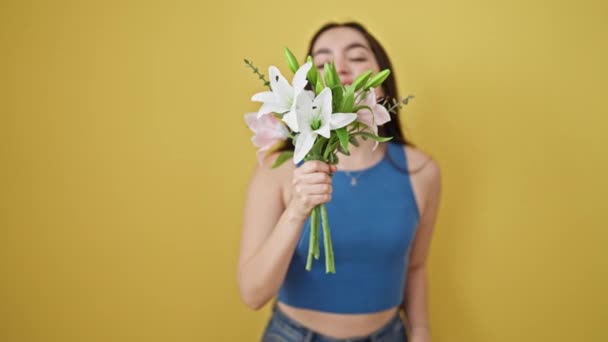 Ung Vacker Latinamerikansk Kvinna Luktar Bukett Med Blommor Ler Över — Stockvideo