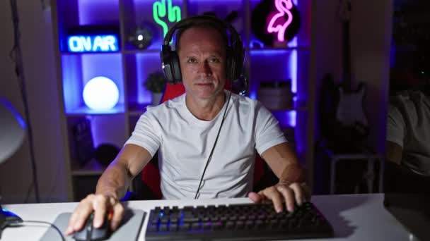 Yakışıklı Orta Yaşlı Bir Adam Gece Video Oyunu Oynuyor Siber — Stok video