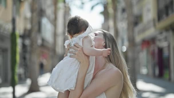 Madre Figlia Che Abbracciano Baciandosi Strada — Video Stock