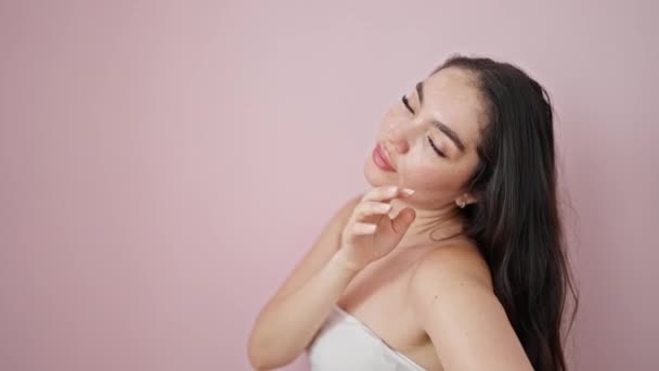 Mujer Hispana Hermosa Joven Tocando Cara Sobre Fondo Rosa Aislado — Vídeo de stock