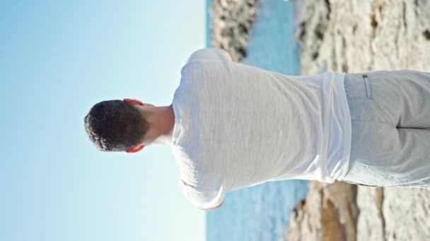 Jonge Spaanse Man Doet Yoga Oefeningen Achterstevoren Het Strand — Stockvideo