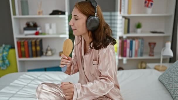Müzik Dinleyen Genç Bir Kadın Fırçayı Yatak Odasında Mikrofon Dansı — Stok video