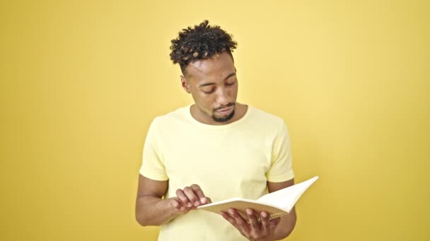 Hombre Afroamericano Leyendo Libro Haciendo Gesto Pulgar Hacia Arriba Sobre — Vídeos de Stock