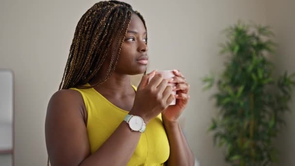 Afro Amerikalı Bir Kadın Kahve Içiyor Ciddi Bir Yüz Ifadesiyle — Stok video