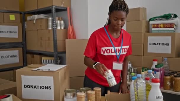 Africano Americano Mulher Voluntária Colocando Produtos Caixa Papelão Escritório — Vídeo de Stock