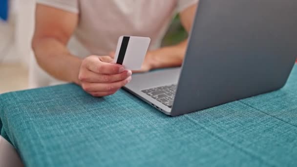 Jonge Spaanse Man Met Laptop Met Creditcard Tafel Eetzaal — Stockvideo