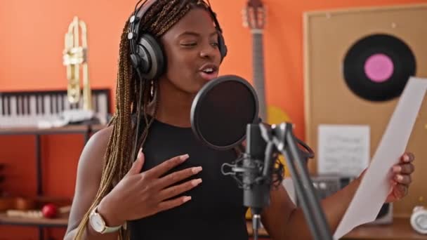 Mujer Afroamericana Músico Sonriendo Con Confianza Cantando Canción Estudio Música — Vídeo de stock