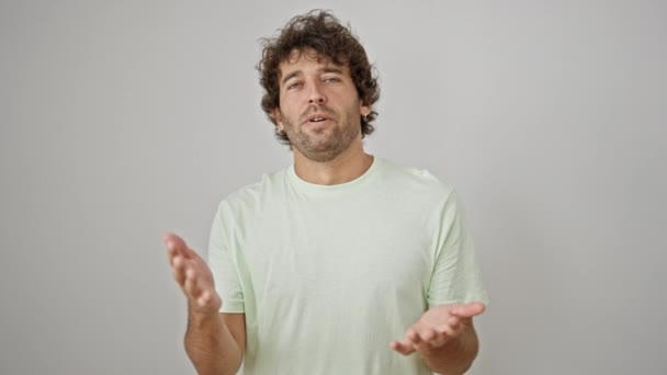 Ung Latinamerikansk Man Talar Över Isolerad Vit Bakgrund — Stockvideo