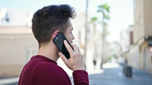 Jovem Hispânico Homem Falando Smartphone Com Expressão Séria Rua — Vídeo de Stock