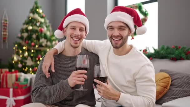 Dwóch Mężczyzn Świętuje Boże Narodzenie Pijąc Wino Całując Się Domu — Wideo stockowe
