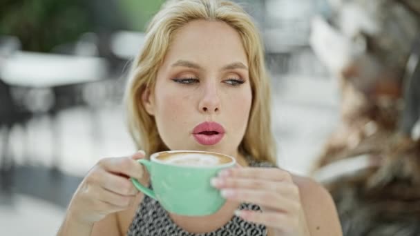 Junge Blonde Frau Bläst Luft Auf Tasse Kaffee Lächelnd Auf — Stockvideo