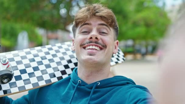 Spanyol Paten Tutan Genç Adam Parkta Gülümseyen Bir Kamerayla Selfie — Stok video