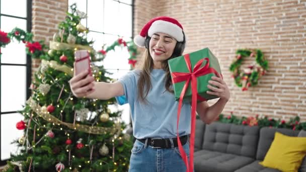 年轻美丽的惊慌失措的女人在家里挥手庆祝圣诞节 — 图库视频影像