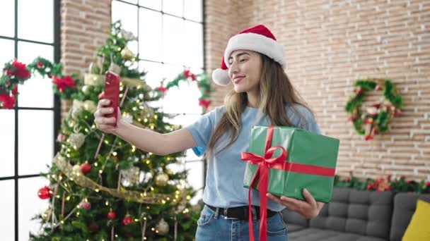 年轻美丽的惊慌失措的女人在家里用智能手机庆祝圣诞节 — 图库视频影像