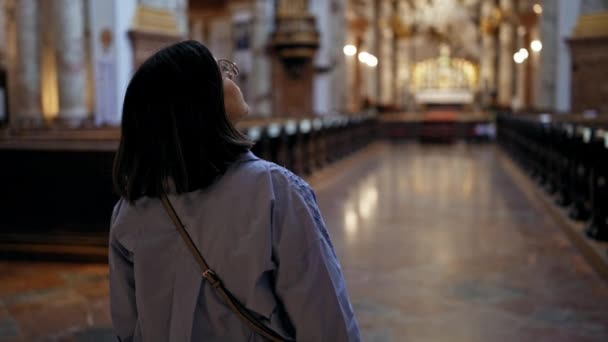 年轻美丽的惊慌失措的女人正在参观圣卡尔波洛莫斯教堂的教堂 — 图库视频影像