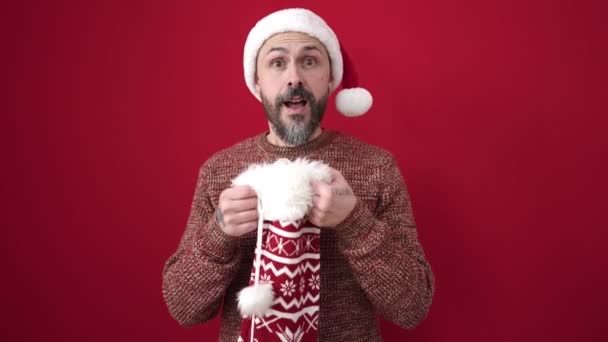 Giovane Uomo Calvo Indossa Cappello Natale Cercando All Interno Calzino — Video Stock