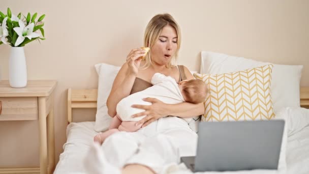 Mother Daughter Breastfeeding Baby Watching Movie Laptop Eating Croissant Bedroom — Stock Video