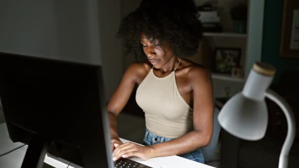 Africano Americano Mulher Trabalhador Negócios Cansado Usando Computador Bocejando Escritório — Vídeo de Stock