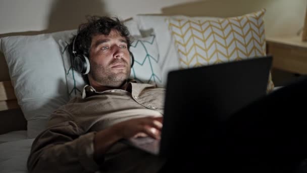 Laptop Kulaklık Kullanan Genç Bir Spanyol Yatak Odasında Dinleniyor — Stok video