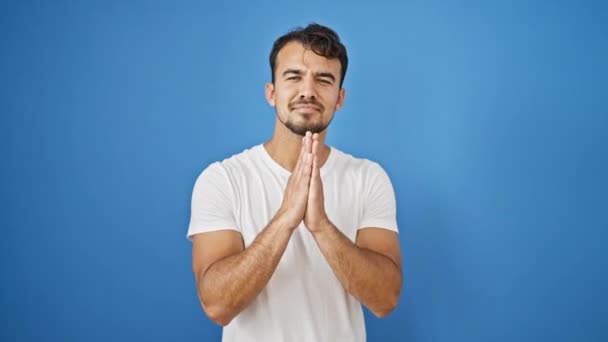 Νεαρός Ισπανός Σταυρώνει Δάχτυλα Προσευχόμενος Για Τύχη Πάνω Από Απομονωμένο — Αρχείο Βίντεο