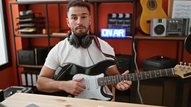 Fiatal Arab Férfi Zenész Mosolygós Magabiztos Játszik Elektromos Gitár Zenei — Stock videók
