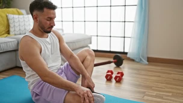 Mladý Arabský Muž Protahuje Nohy Sedí Podložce Jógy Doma — Stock video