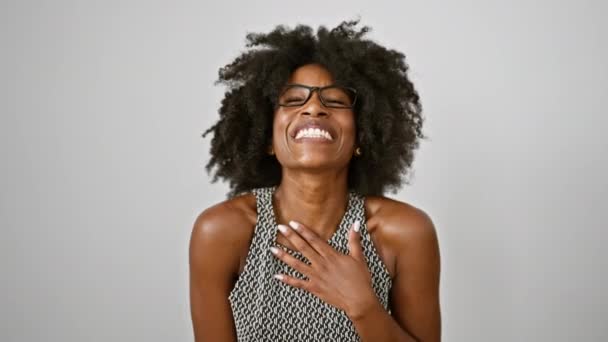 Afroamerykanka Kobieta Prawdziwy Stan Agent Trzymając Klucze Nowego Domu Uśmiechając — Wideo stockowe