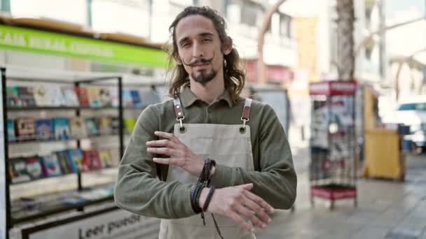 Genç Spanyol Garson Gülümsüyor Kollarını Kavuşturup Kahve Dükkanının Terasında Duruyor — Stok video