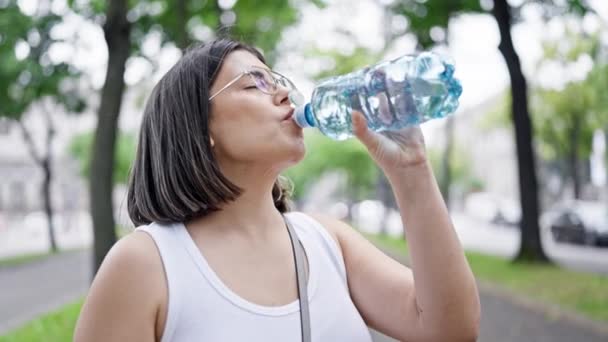 Jonge Mooie Spaanse Vrouw Staat Drinkwater Drinken Het Park Wenen — Stockvideo