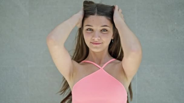 Genç Güzel Bir Kız Kendine Güvenen Saçları Izole Edilmiş Beyaz — Stok video