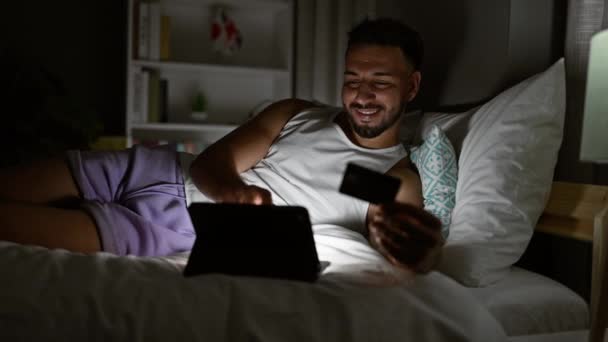 Молодий Арабський Чоловік Купує Ноутбуком Кредитною Карткою Сидячи Ліжку Спальні — стокове відео