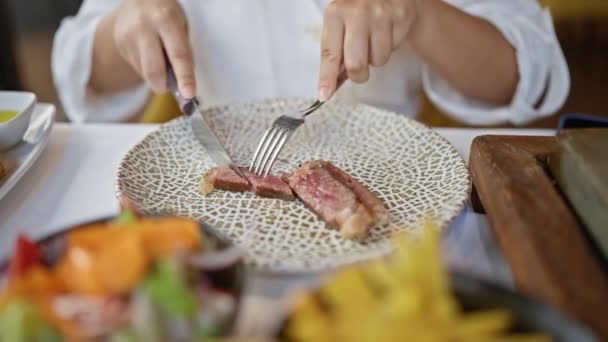 Genç Güzel Spanyol Kadın Restoranda Biftekten Yiyor — Stok video