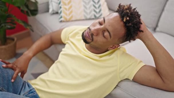 Afro Amerikaanse Man Zit Vloer Met Serieuze Expressie Thuis — Stockvideo