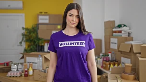 Молодая Красивая Латиноамериканка Волонтер Стоящая Скрещенными Руками Улыбающаяся Благотворительном Центре — стоковое видео