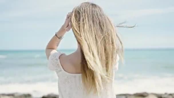 Ung Blond Kvinna Turist Röra Hår Står Baklänges Stranden — Stockvideo