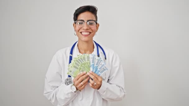 Νεαρή Όμορφη Ισπανίδα Γιατρός Που Κρατάει Chilean Pesos Χαρτονομίσματα Λέγοντας — Αρχείο Βίντεο