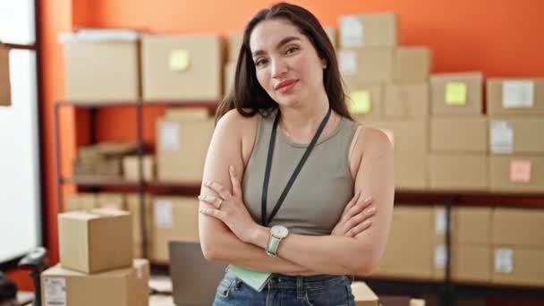 Jovem Bela Hispânica Mulher Comércio Eletrônico Trabalhador Negócios Fazendo Gesto — Vídeo de Stock