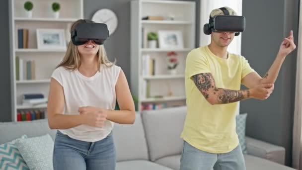 Gyönyörű Pár Táncos Videojáték Segítségével Virtuális Valóság Szemüveg Otthon — Stock videók