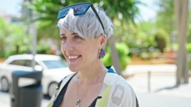 Parkta kendine güvenen genç bir kadın.