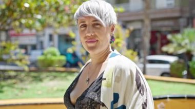 Parkta kendine güvenen genç bir kadın.