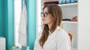 Klinikte steteskop takmış, ciddi bir ifadeyle duran genç, güzel İspanyol kadın doktor.