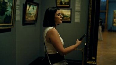 Güzel İspanyol bir kadın sanat galerisini ziyaret ediyor. Viyana 'daki sanat müzesinde selfie çekiyor.