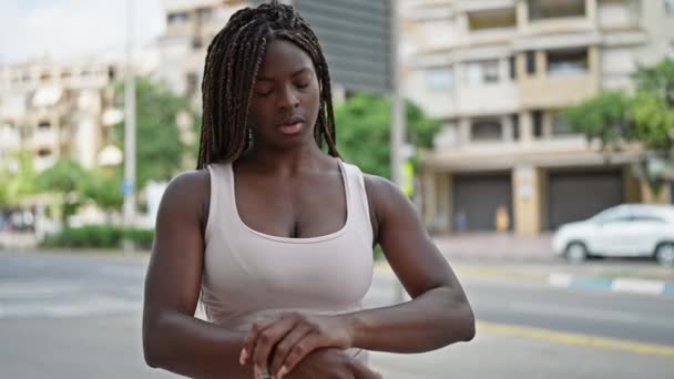 Afrikansk Amerikansk Kvinna Med Allvarligt Ansikte Tittar Titta Gatan — Stockvideo