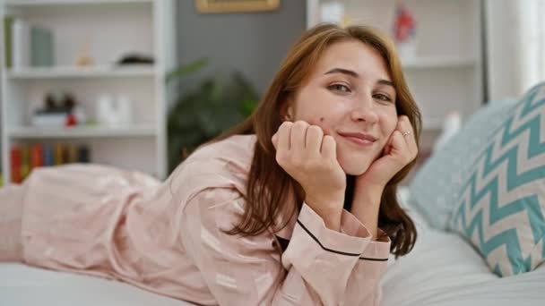 Молода Жінка Посміхається Впевнено Лежить Ліжку Спальні — стокове відео
