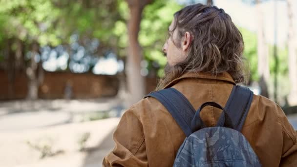 Młody Hiszpan Turysta Noszący Plecak Zrobić Zdjęcie Parku — Wideo stockowe